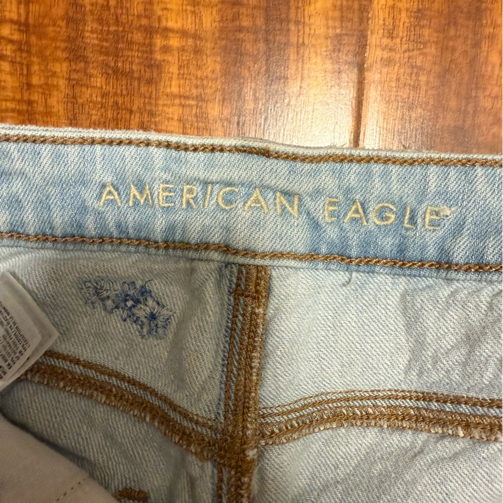 ๐Buy 2 get 1 Free ๐ America Eagle Light Wash Mom Jeans with Embroidered Flowers - Picture 7 of 7